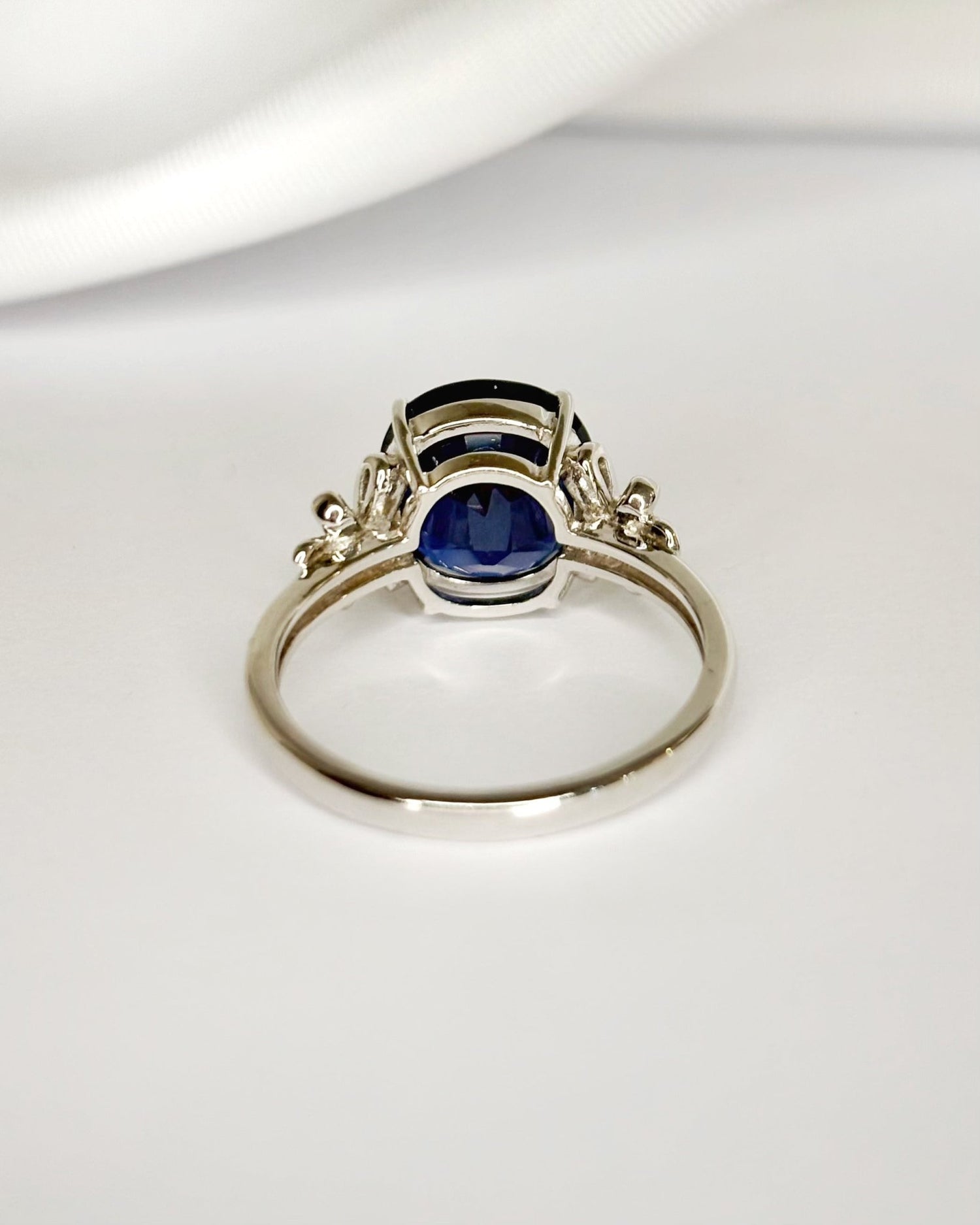 Bague Solitaire Saphir 4.40 carats &amp; Diamants "Camélia" - Elliade Paris