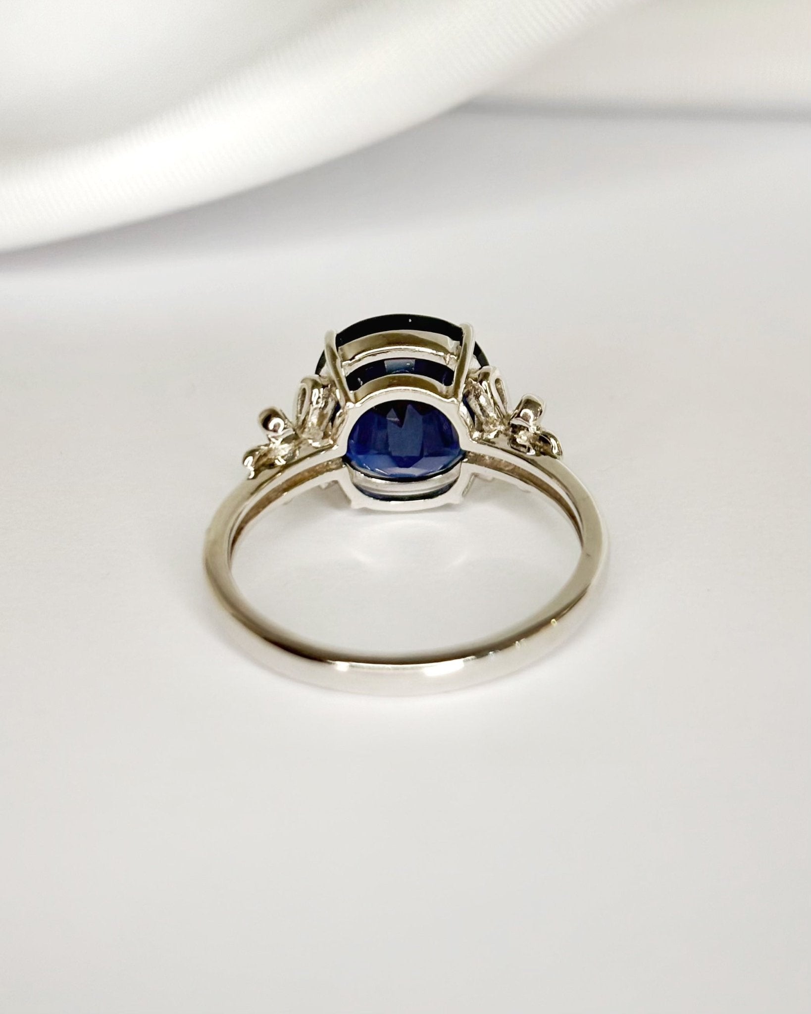 Bague Solitaire Saphir 4.40 carats &amp; Diamants "Camélia" - Elliade Paris