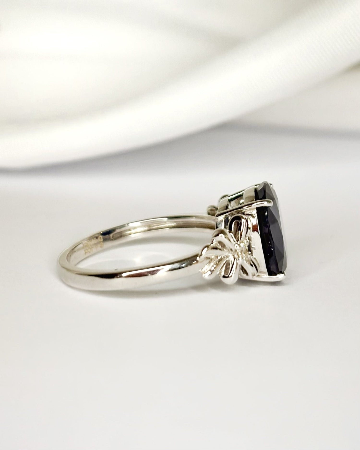 Bague Solitaire Saphir 4.40 carats &amp; Diamants "Camélia" - Elliade Paris