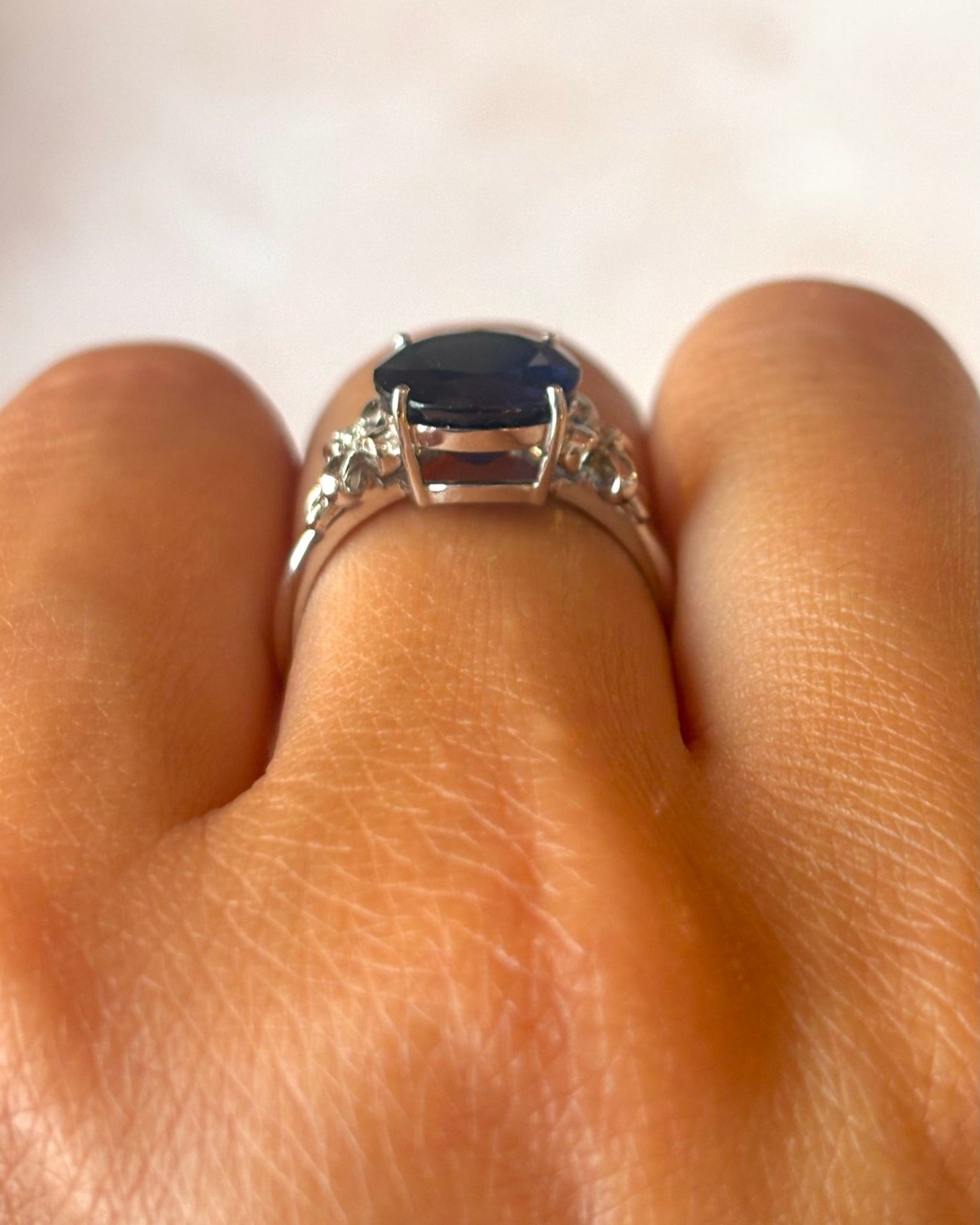 Bague Solitaire Saphir 4.40 carats &amp; Diamants "Camélia" - Elliade Paris