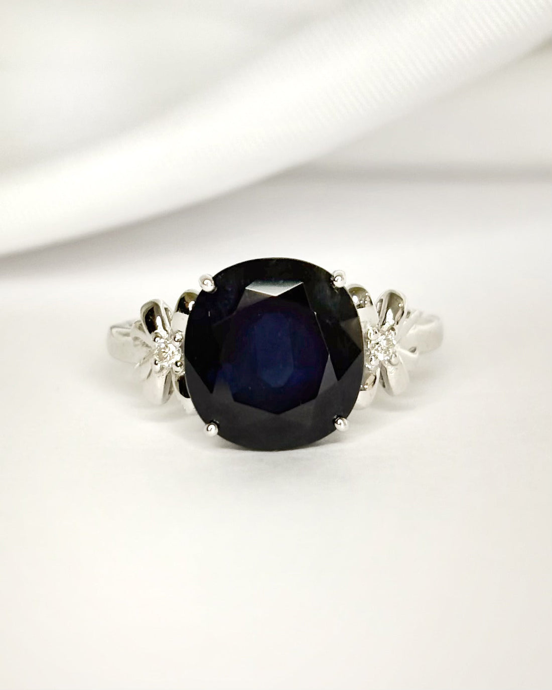 Bague Solitaire Saphir 4.40 carats &amp; Diamants "Camélia" - Elliade Paris