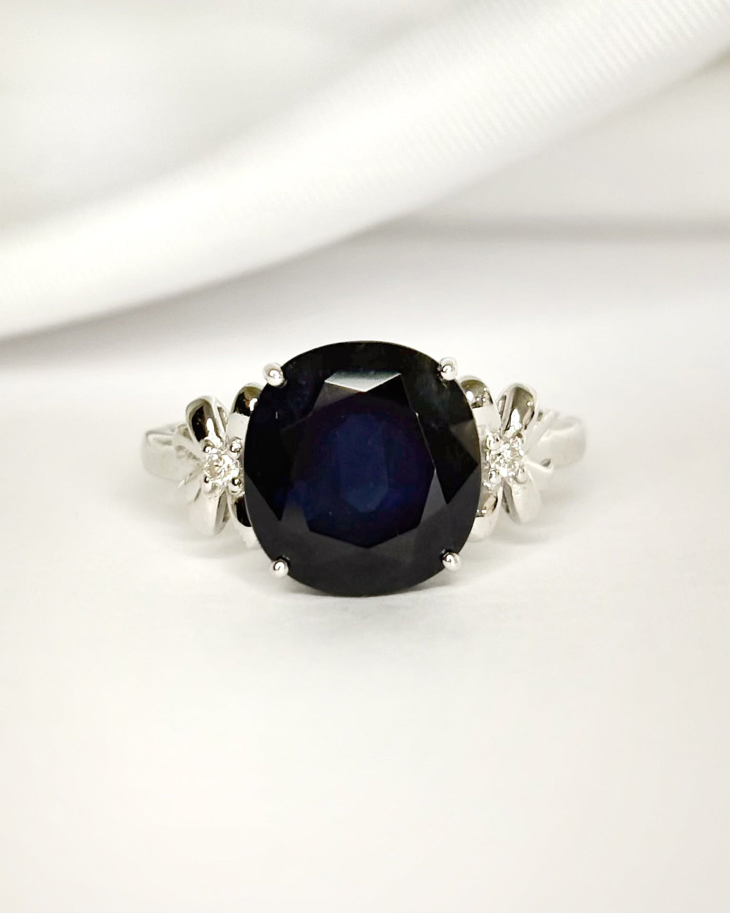 Bague Solitaire Saphir 4.40 carats &amp; Diamants "Camélia" - Elliade Paris