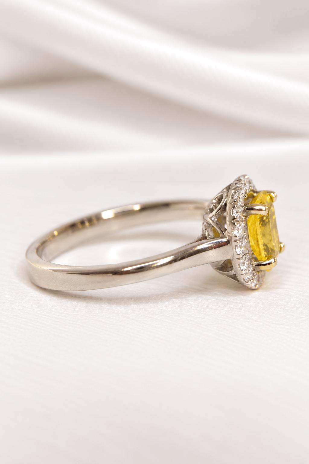 Bague Solitaire Saphir Jaune 1 carat &amp; Diamants "Connie" - Elliade Paris