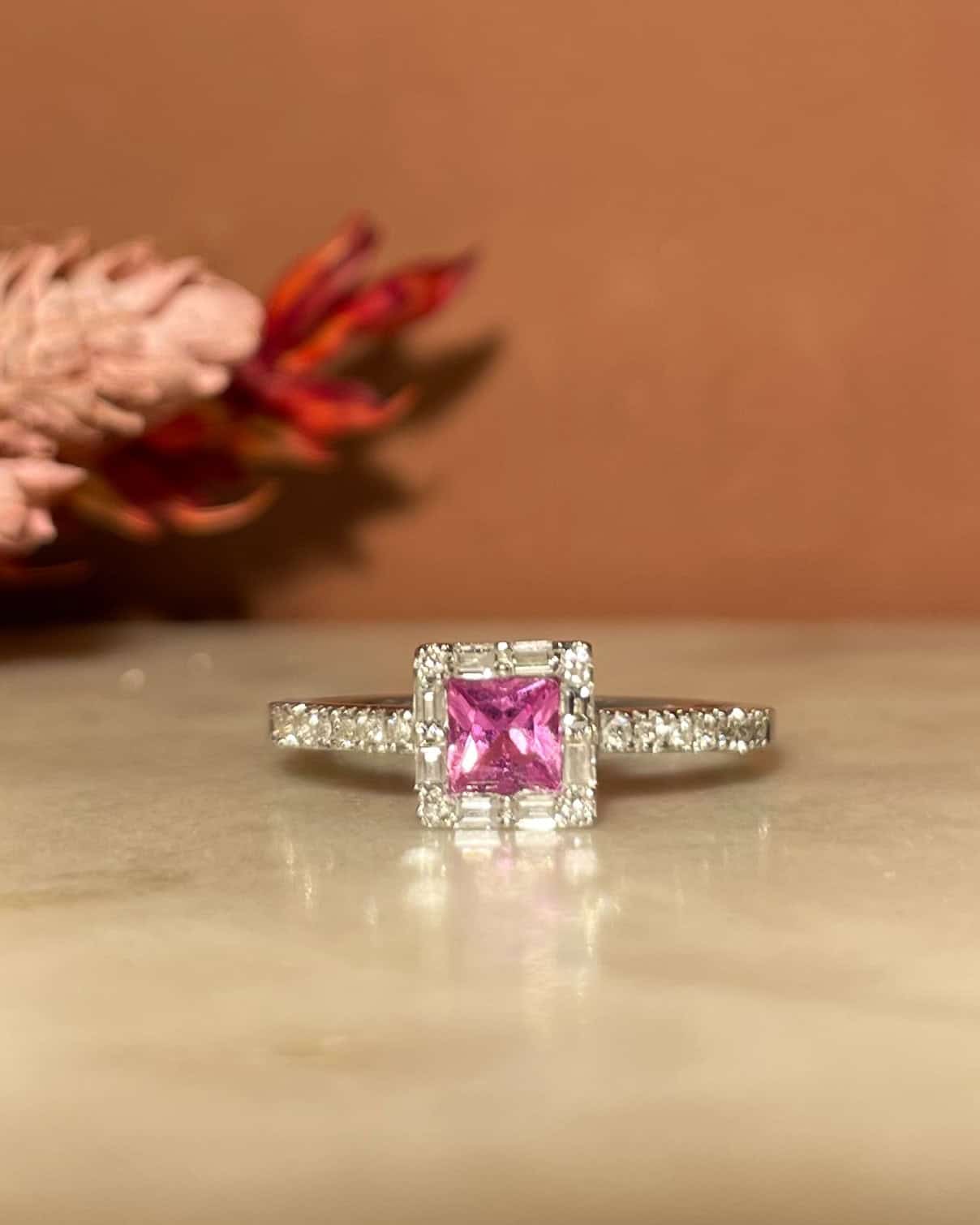 Bague Solitaire Saphir Rose 0.30 carat &amp; 26 Diamants "Naomi"