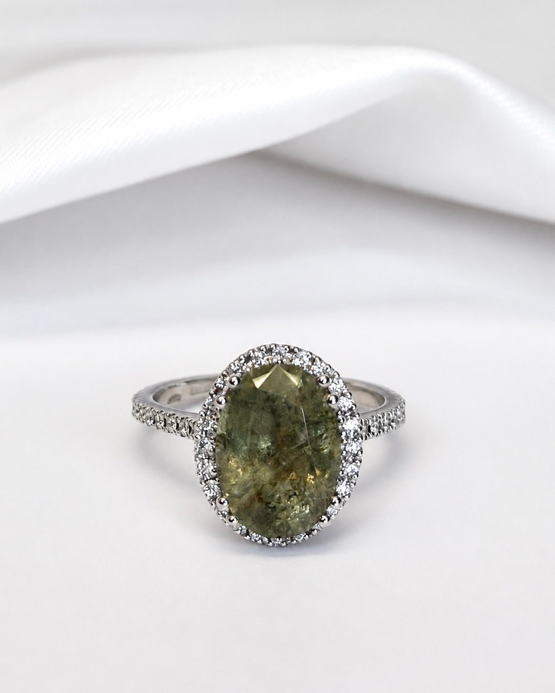 Bague Solitaire Saphir Vert 4.38 carats &amp; Diamants 0.48 carat 4,36g "Lysia" - Elliade Paris