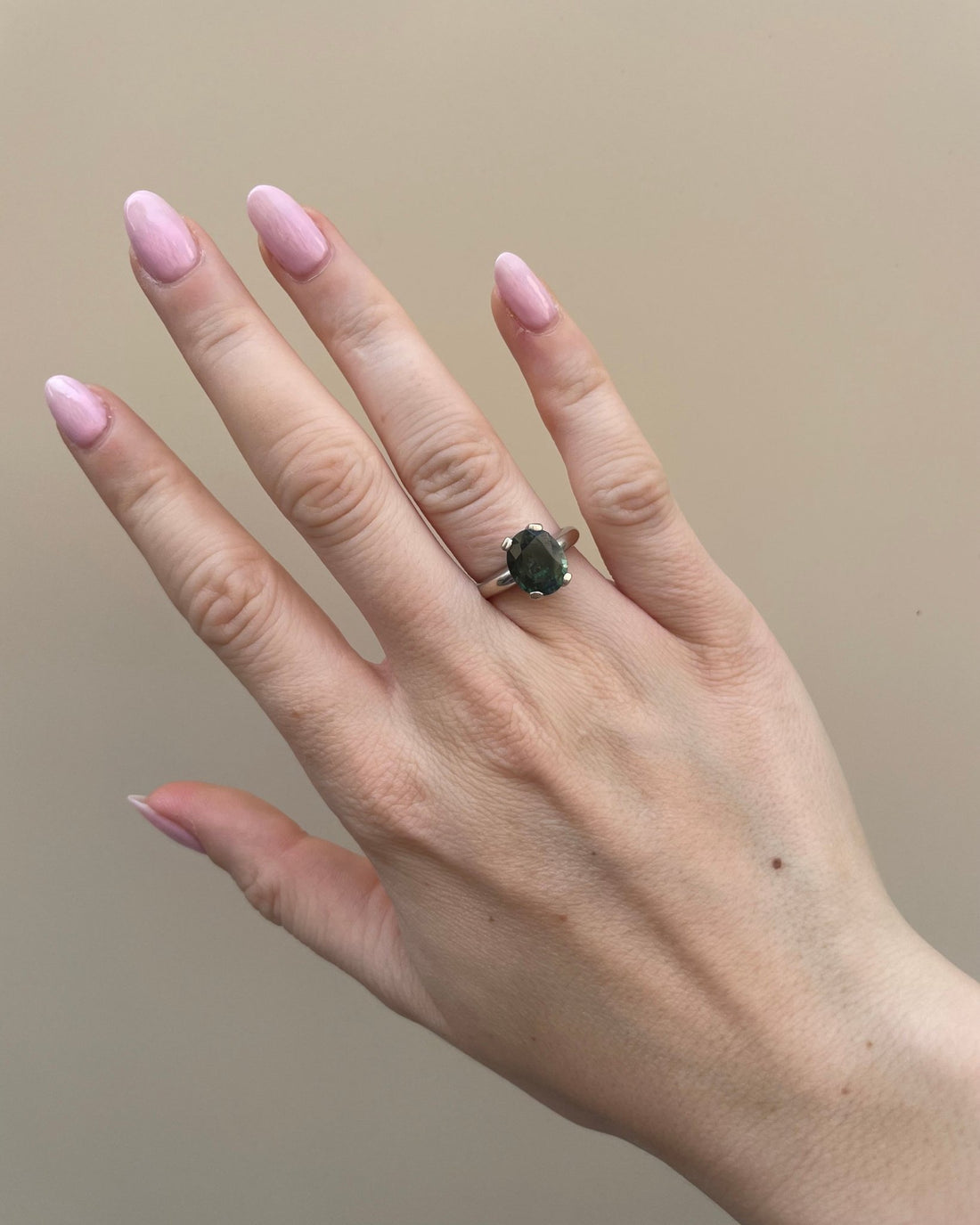 Bague Solitaire Saphir Vert 5.65 carats &quot;Rirae&quot; - Elliade Paris
