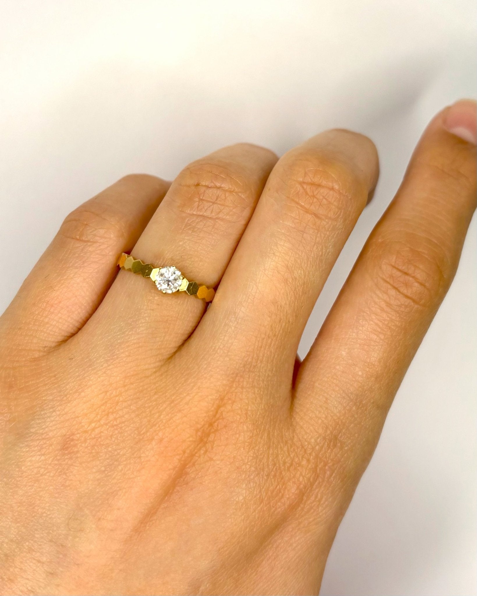 Bague Solitaire Signée Chaumet Diamant 0.30 carat "Bee my love" - Elliade Paris
