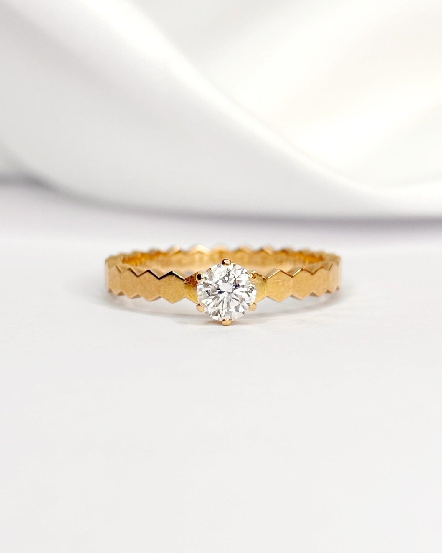 Bague Solitaire Signée Chaumet Diamant 0.30 carat "Bee my love" - Elliade Paris