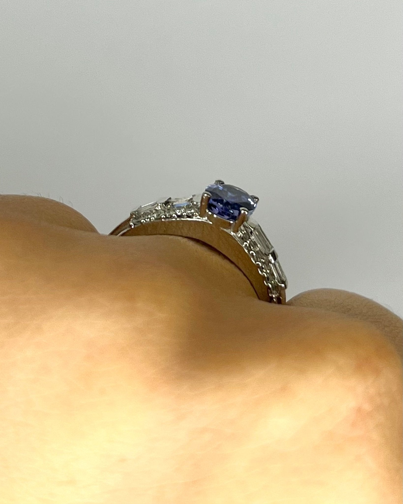 Bague Solitaire Tanzanite 1.10 carat &amp; Diamants 0.44 carat "Line" - Elliade Paris