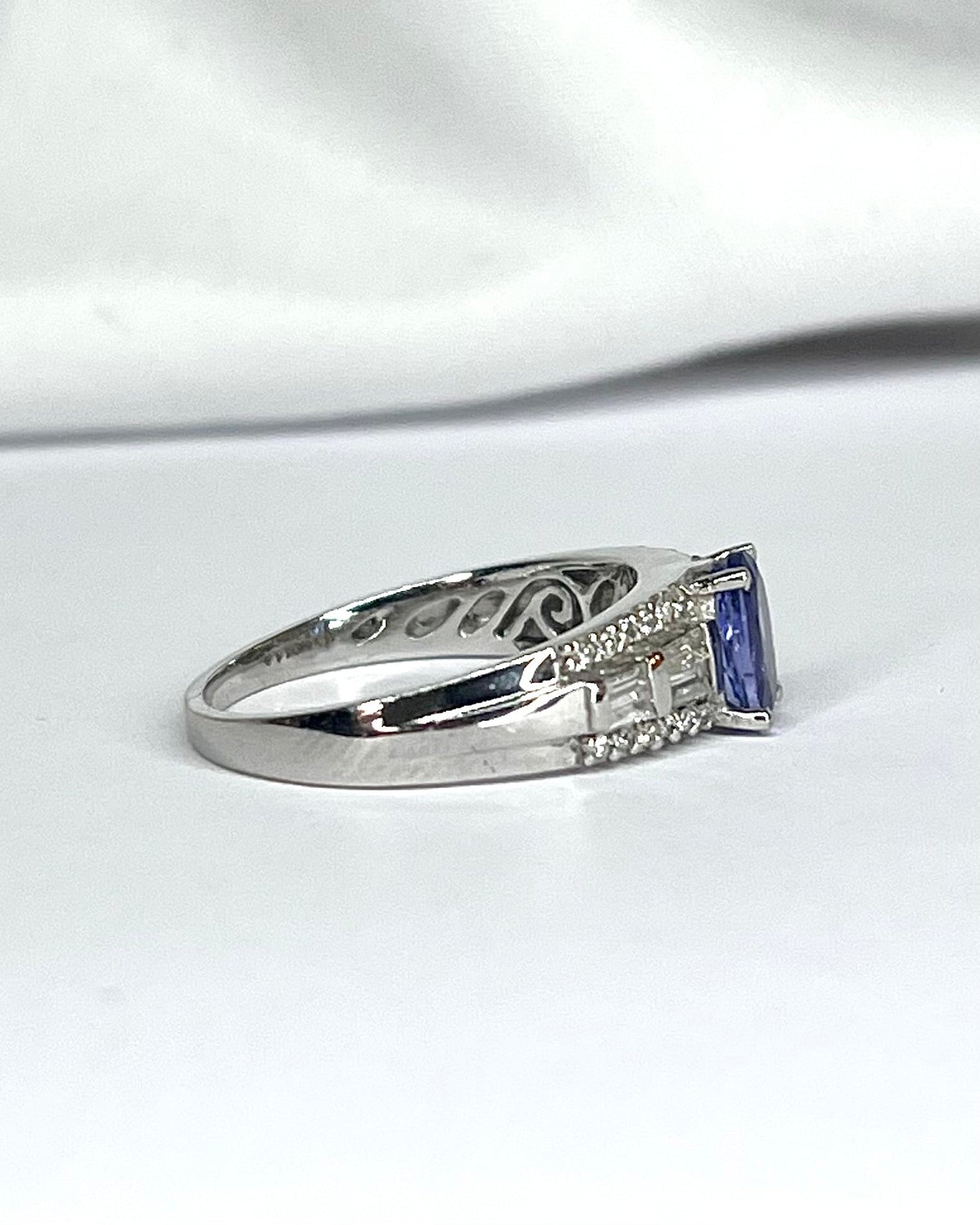 Bague Solitaire Tanzanite 1.10 carat &amp; Diamants 0.44 carat "Line" - Elliade Paris