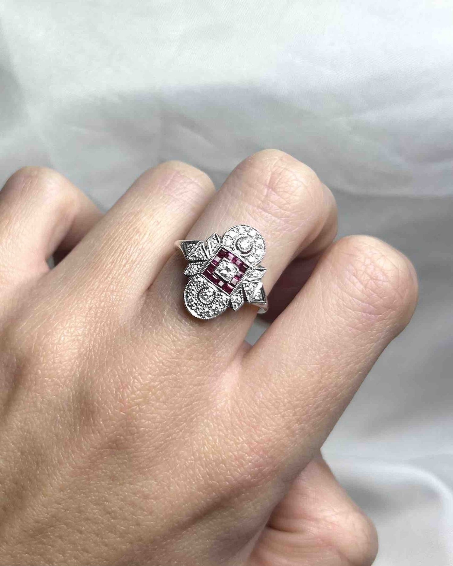 Bague Style Art Déco 12 Rubis Calibrés &amp; 25 Diamants &quot;Zina&quot; - Elliade Paris