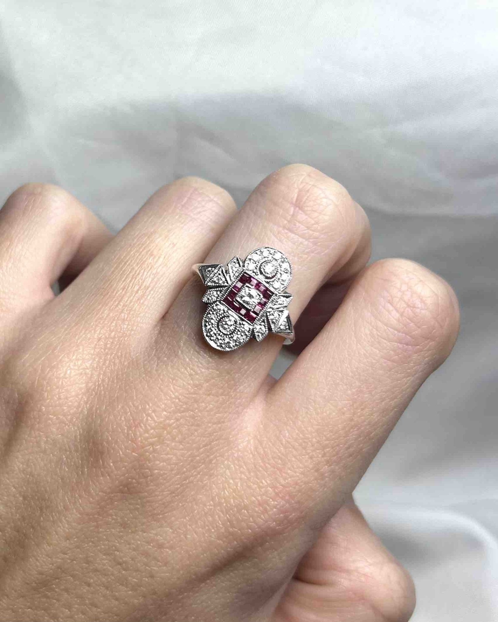 Bague Style Art Déco 12 Rubis Calibrés &amp; 25 Diamants &quot;Zina&quot; - Elliade Paris