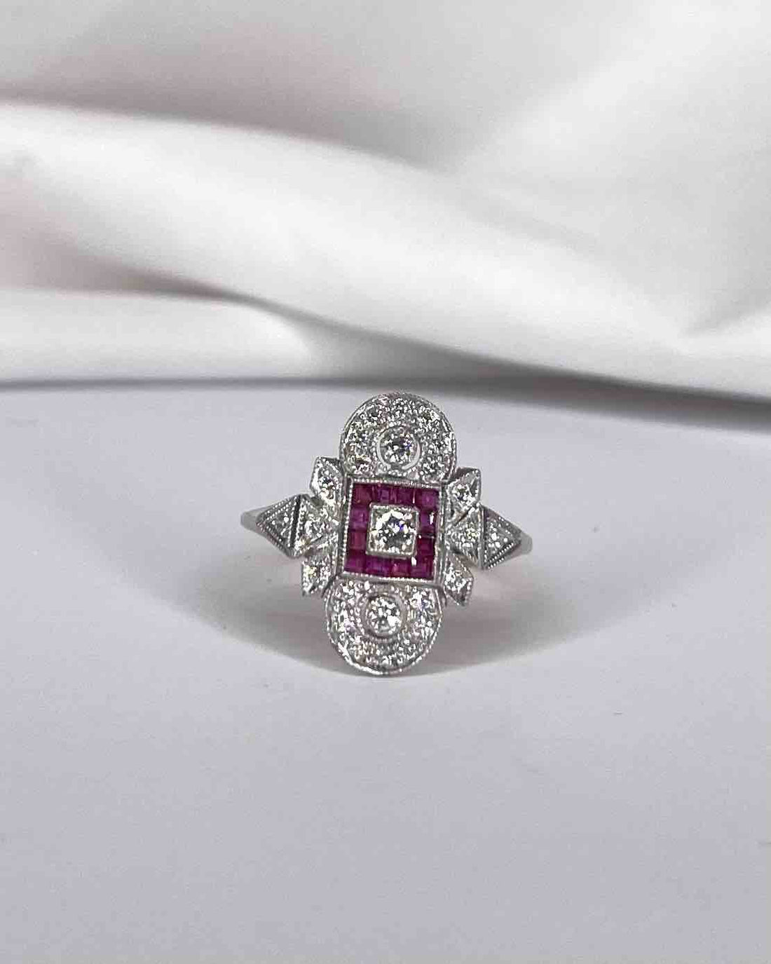Bague Style Art Déco 12 Rubis Calibrés &amp; 25 Diamants &quot;Zina&quot; - Elliade Paris