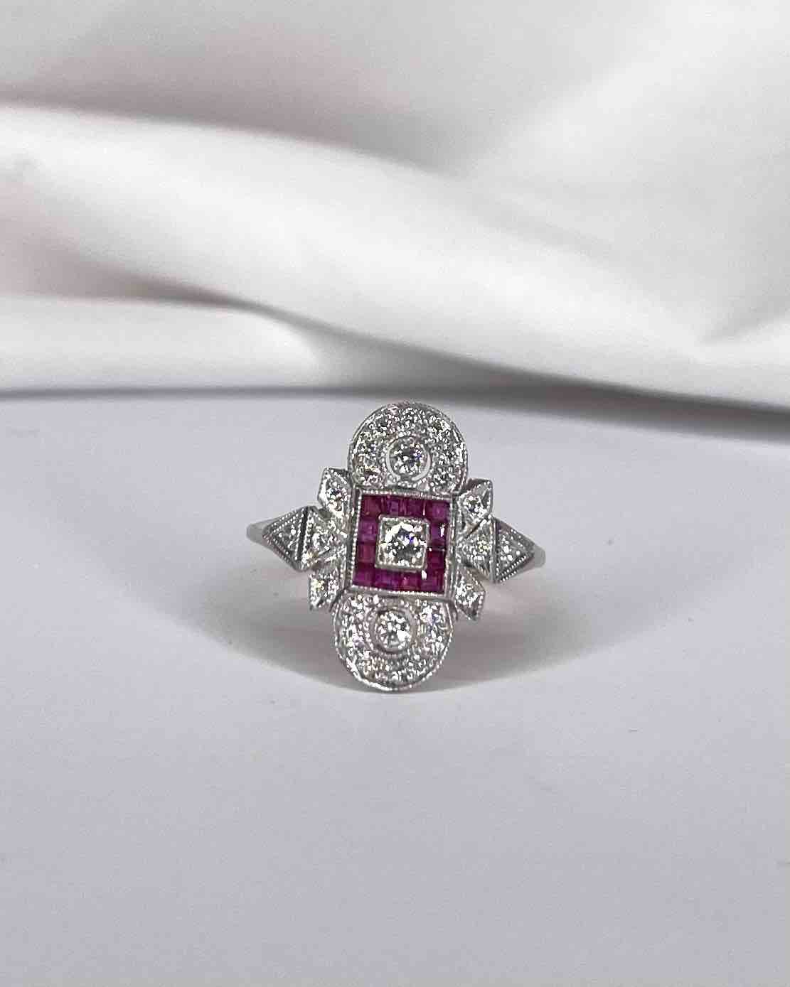 Bague Style Art Déco 12 Rubis Calibrés &amp; 25 Diamants "Zina" - Elliade Paris