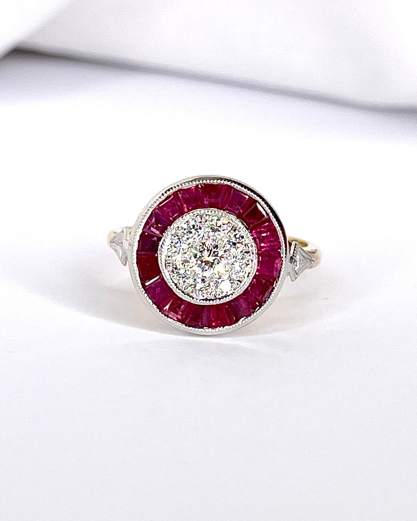Bague Style Art - Déco 16 Rubis &amp; Diamants 0.40 carat "Livia" - Elliade Paris