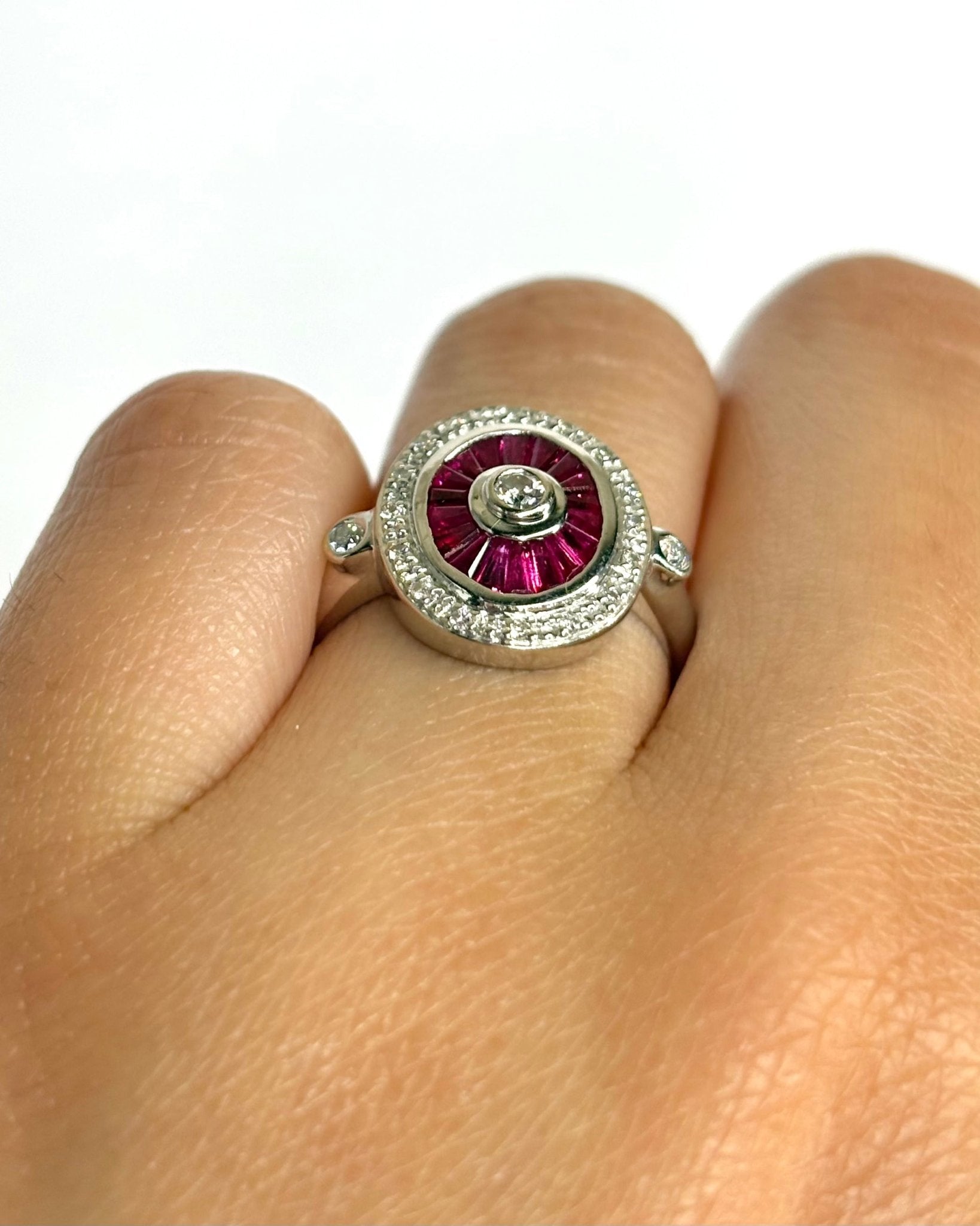 Bague style Art - Déco 18 Rubis 0.72 carat &amp; 18 Diamants "Nausica" - Elliade Paris