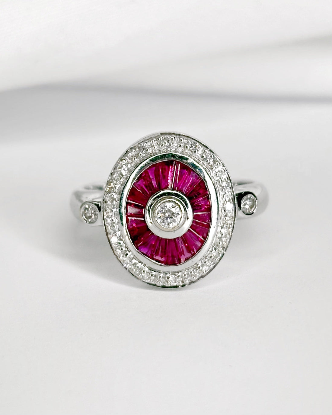 Bague style Art - Déco 18 Rubis 0.72 carat &amp; 18 Diamants "Nausica" - Elliade Paris
