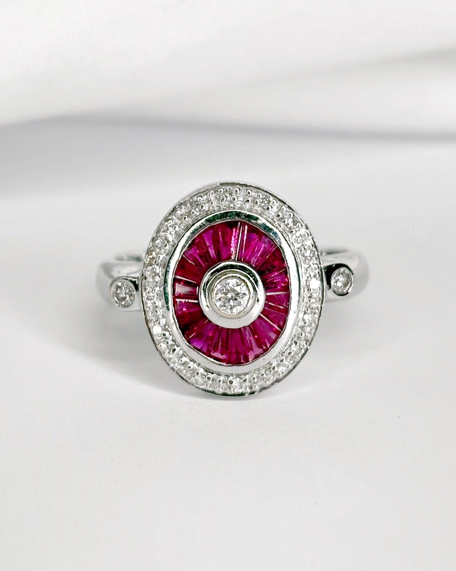Bague style Art - Déco 18 Rubis 0.72 carat &amp; 18 Diamants "Nausica" - Elliade Paris