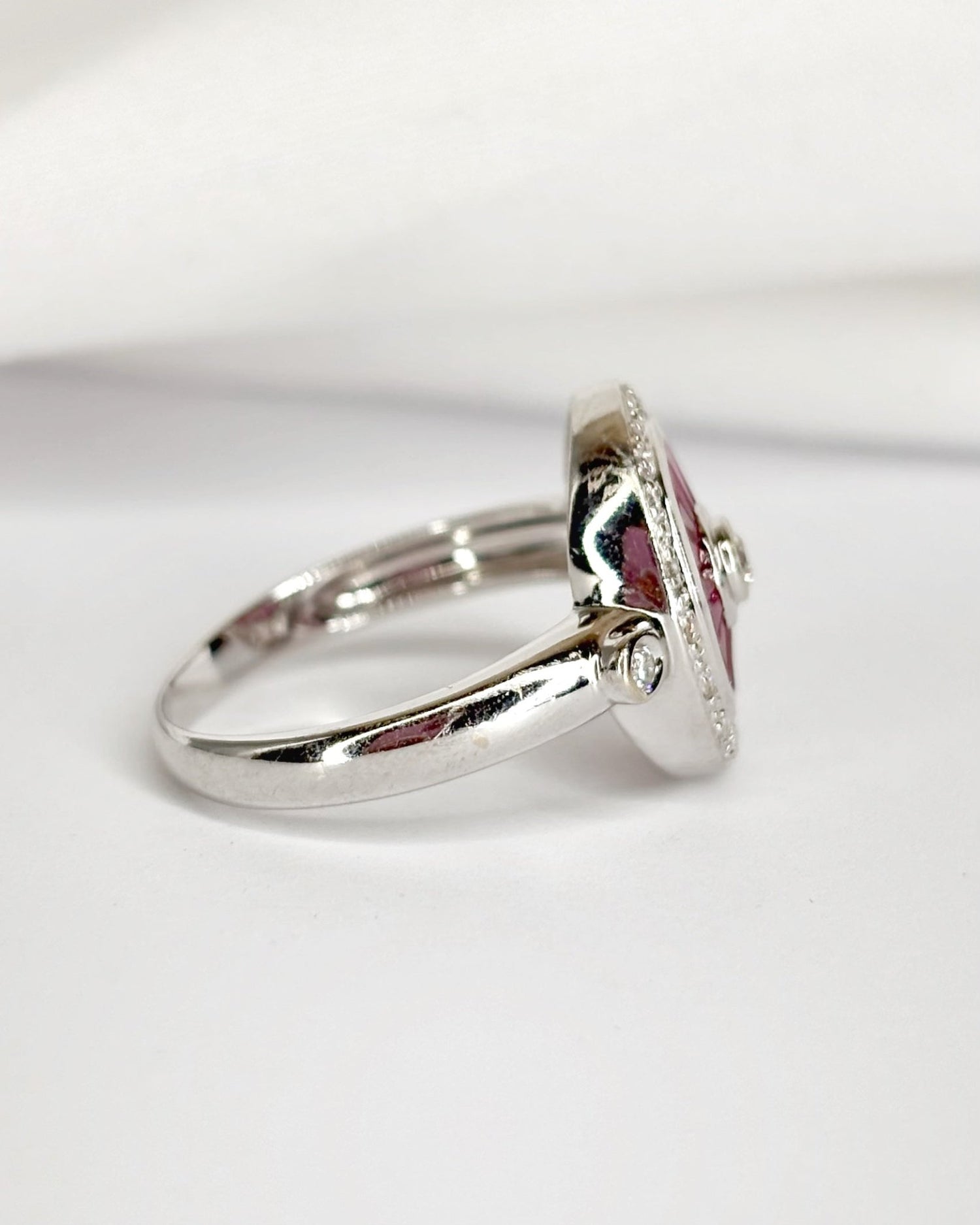Bague style Art - Déco 18 Rubis 0.72 carat &amp; 18 Diamants "Nausica" - Elliade Paris