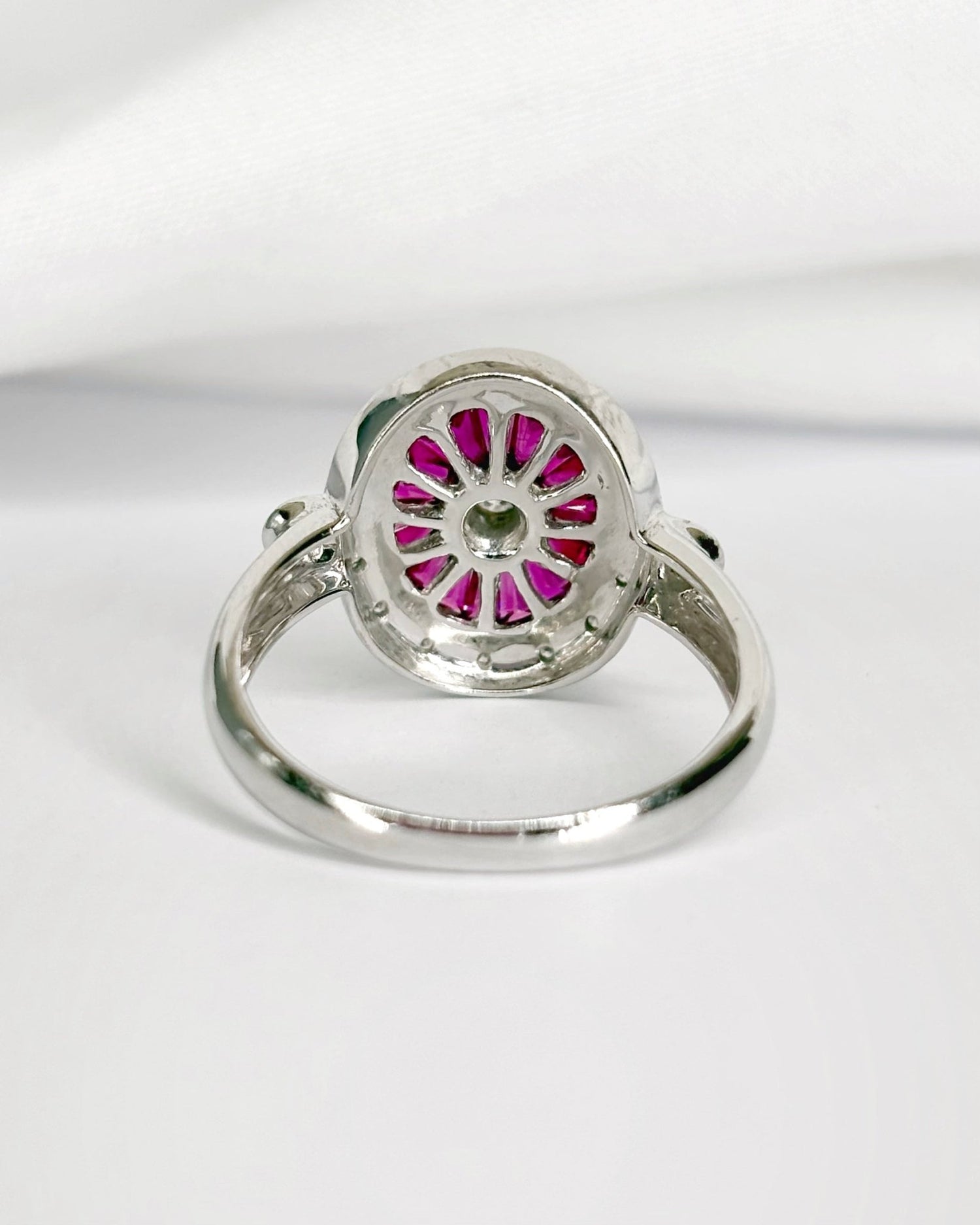Bague style Art - Déco 18 Rubis 0.72 carat &amp; 18 Diamants "Nausica" - Elliade Paris