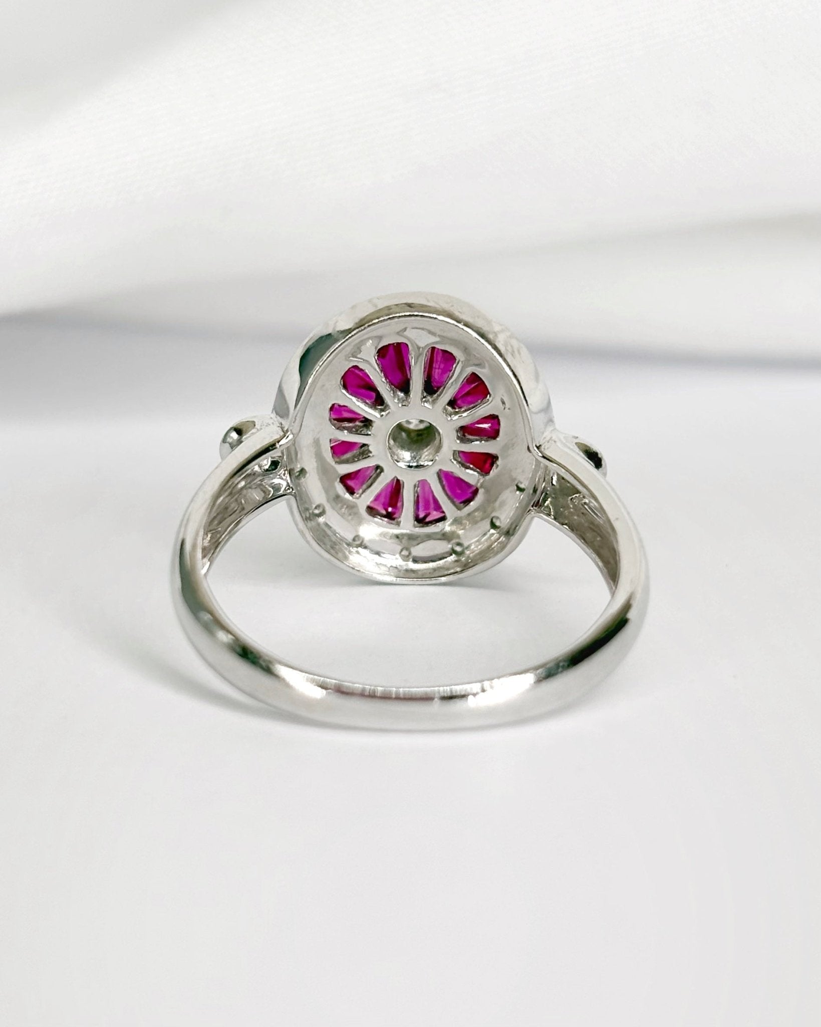 Bague style Art - Déco 18 Rubis 0.72 carat &amp; 18 Diamants "Nausica" - Elliade Paris