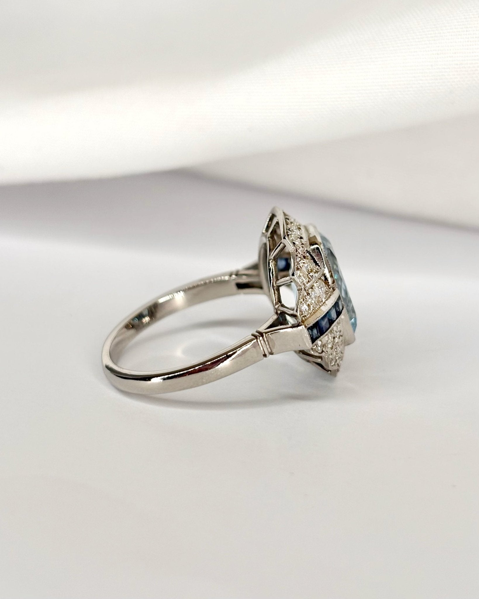 Bague Style Art déco Aigue - marine 3.40 carats, Diamants &amp; Saphirs "Sybelle" - Elliade Paris