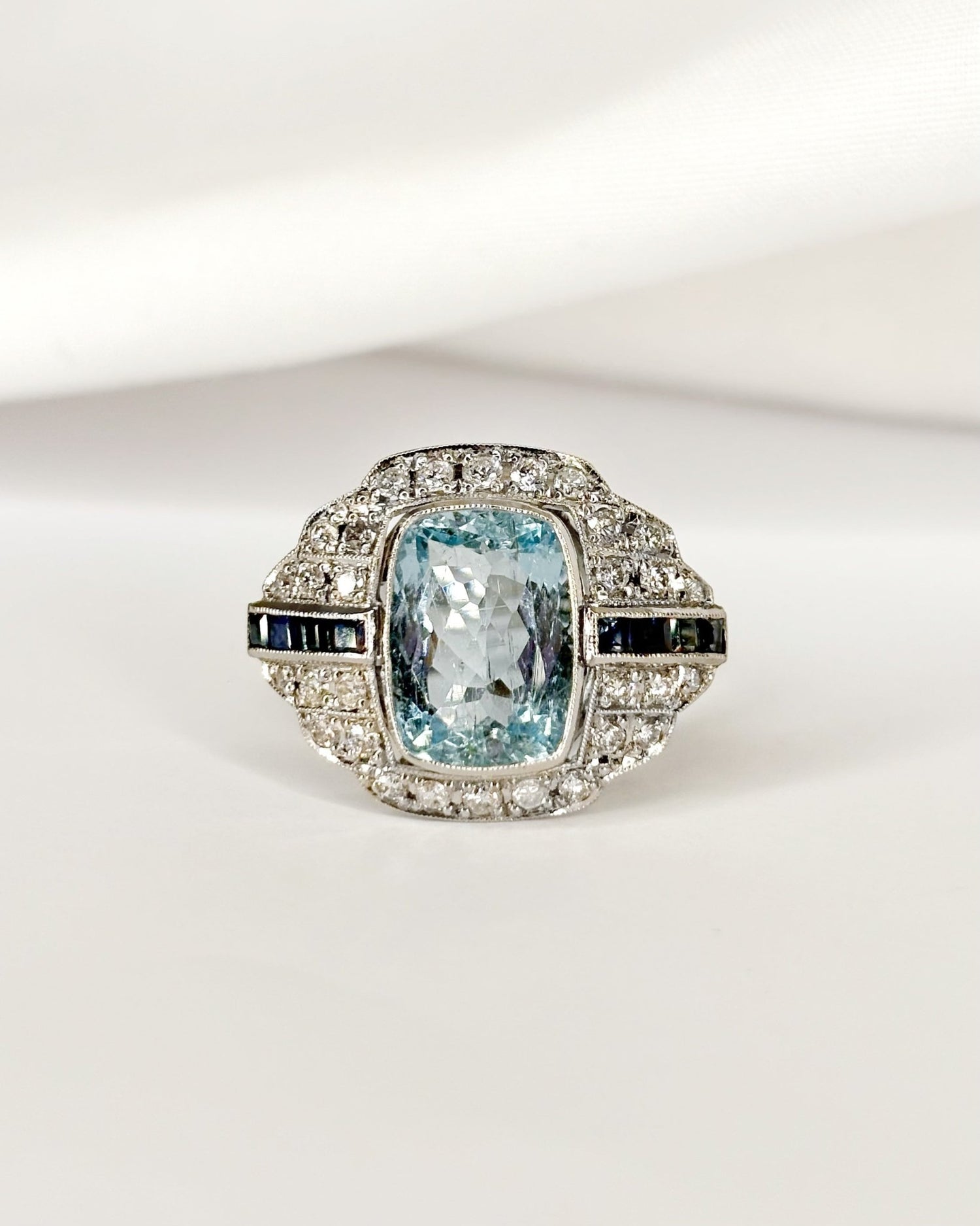 Bague Style Art déco Aigue - marine 3.40 carats, Diamants &amp; Saphirs "Sybelle" - Elliade Paris