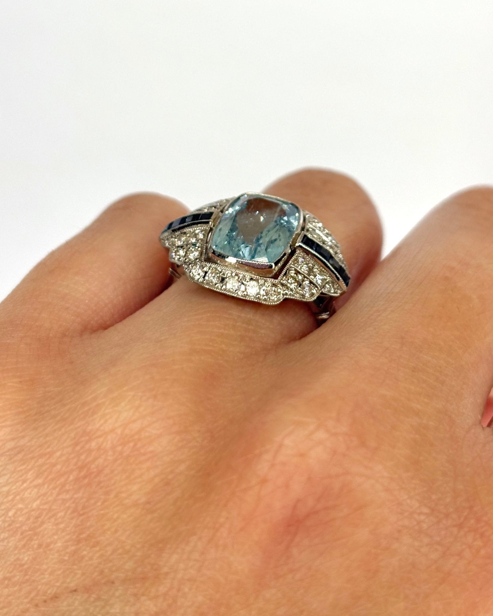 Bague Style Art déco Aigue - marine 3.40 carats, Diamants &amp; Saphirs "Sybelle" - Elliade Paris