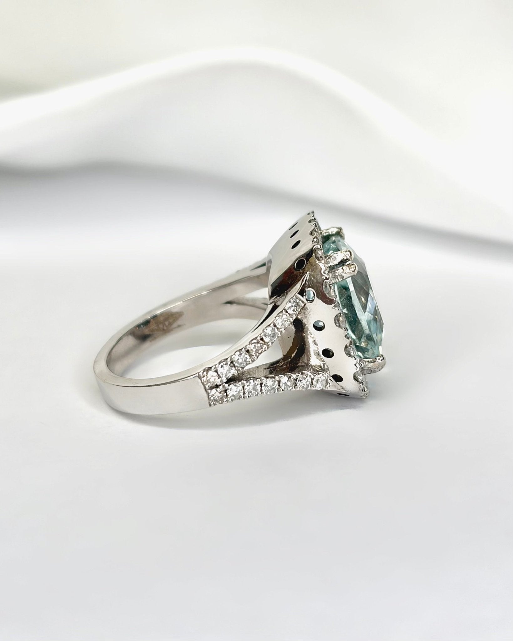 Bague Style Art - Déco Aigue - Marine 6.85 carats &amp; Diamants 1 carat &amp; Or 10,37g "Célia" - Elliade Paris