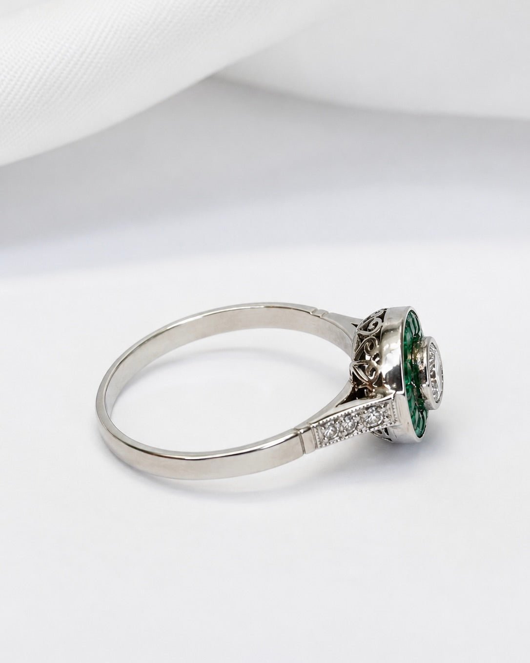 Bague Style Art-Déco Diamants 0.29 carat &amp; Émeraudes 0.28 carat "Olga" - Elliade Paris