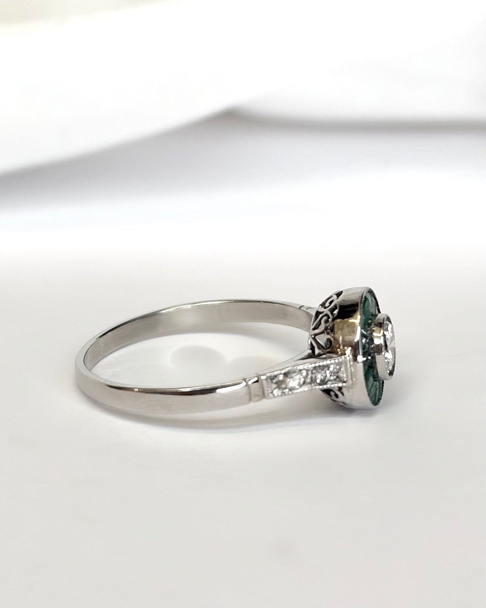 Bague Style Art-Déco Diamants 0.29 carat &amp; Émeraudes 0.28 carat "Olga" - Elliade Paris