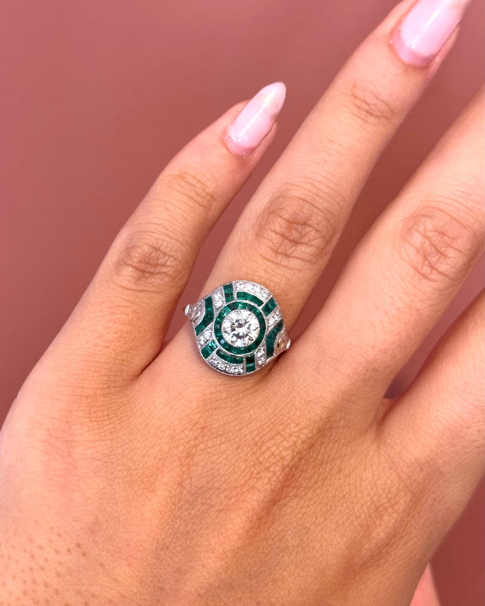 Bague Style Art-Déco Diamants 0.79 carat &amp; 39 Émeraudes 0.78 carat "Morgane" - Elliade Paris