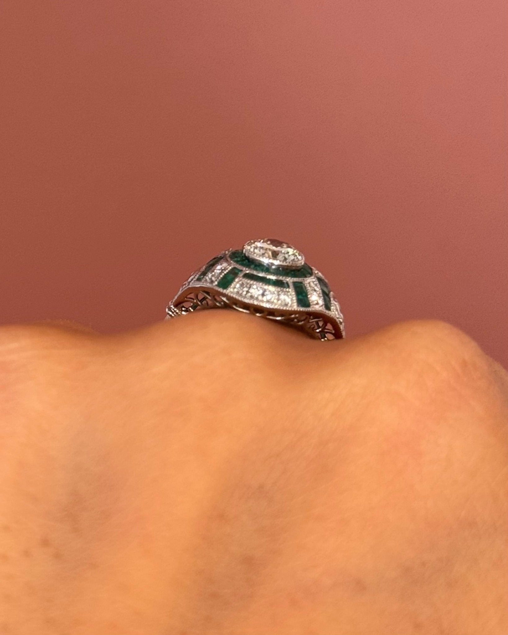 Bague Style Art-Déco Diamants 0.79 carat &amp; 39 Émeraudes 0.78 carat "Morgane" - Elliade Paris