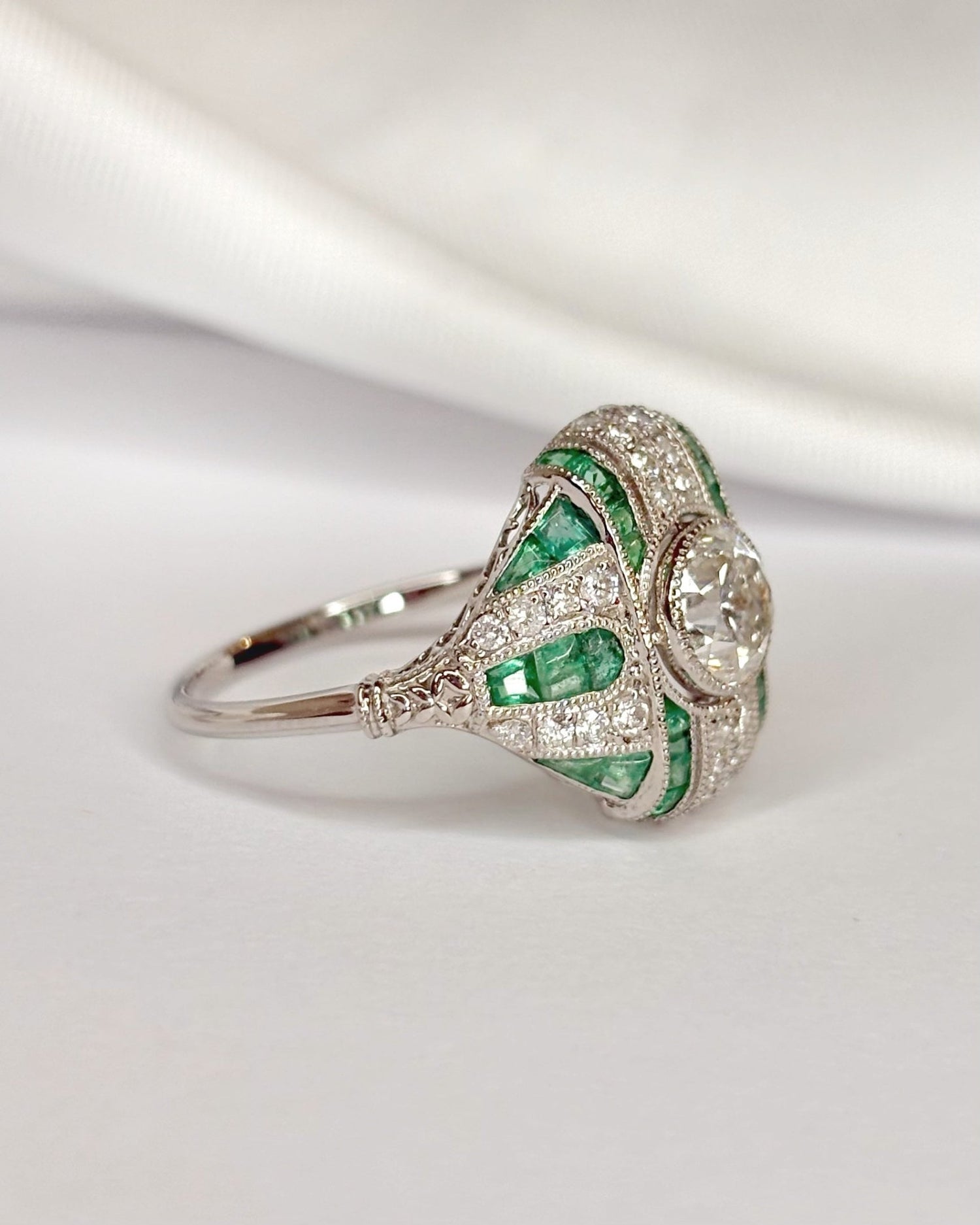 Bague Style Art - Déco Diamants 1.18 carat &amp; Émeraudes 0.29 carat "Maeva" - Elliade Paris