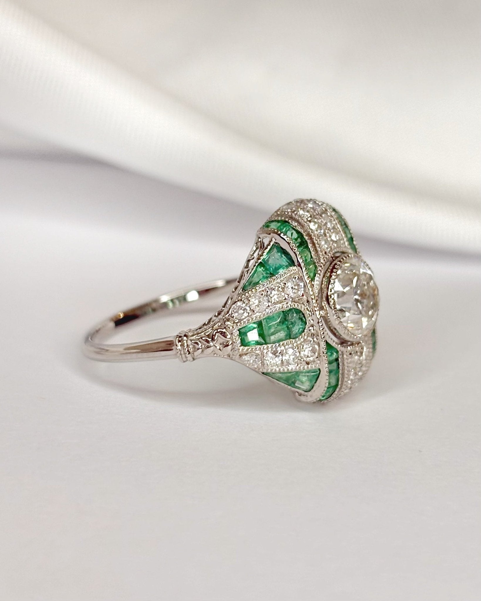Bague Style Art - Déco Diamants 1.18 carat &amp; Émeraudes 0.29 carat "Maeva" - Elliade Paris