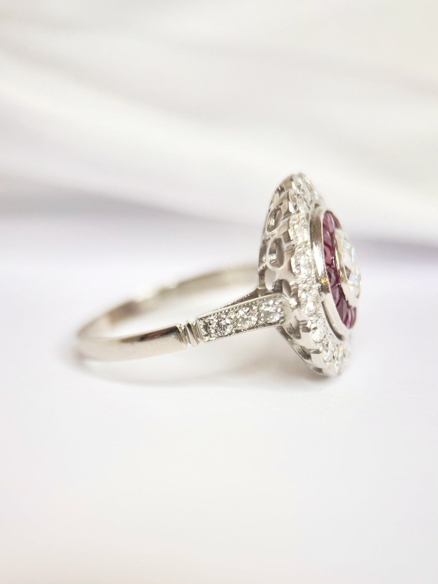 Bague Style Art-Déco Diamants 1.26 carat &amp; Rubis 0.60 carat "Zahia" - Elliade Paris