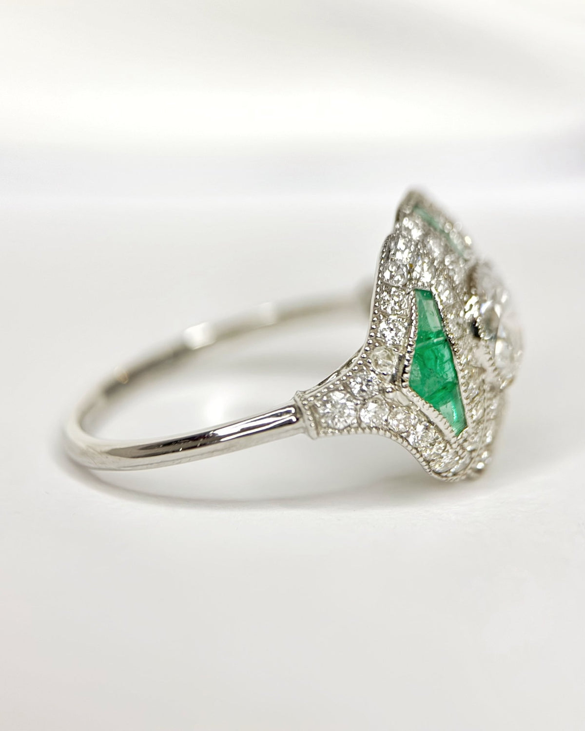 Bague Style Art-Déco Diamants 1.51 carat &amp; Émeraudes 0.54 carat "Shana" - Elliade Paris