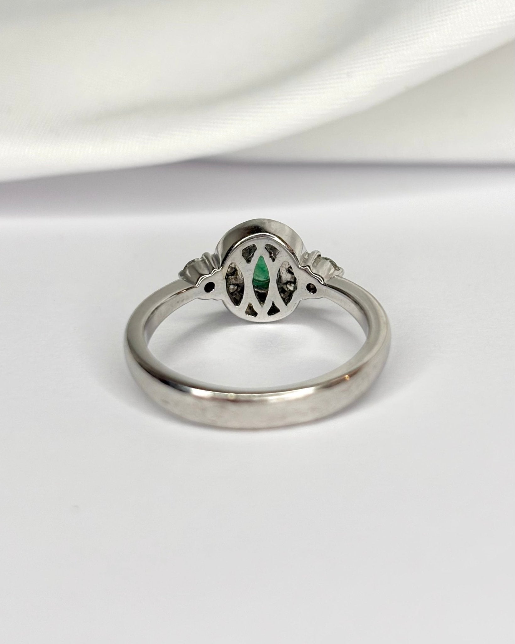 Bague Style Art Déco Émeraude 0.30 carat &amp; Diamants "Alizée" - Elliade Paris