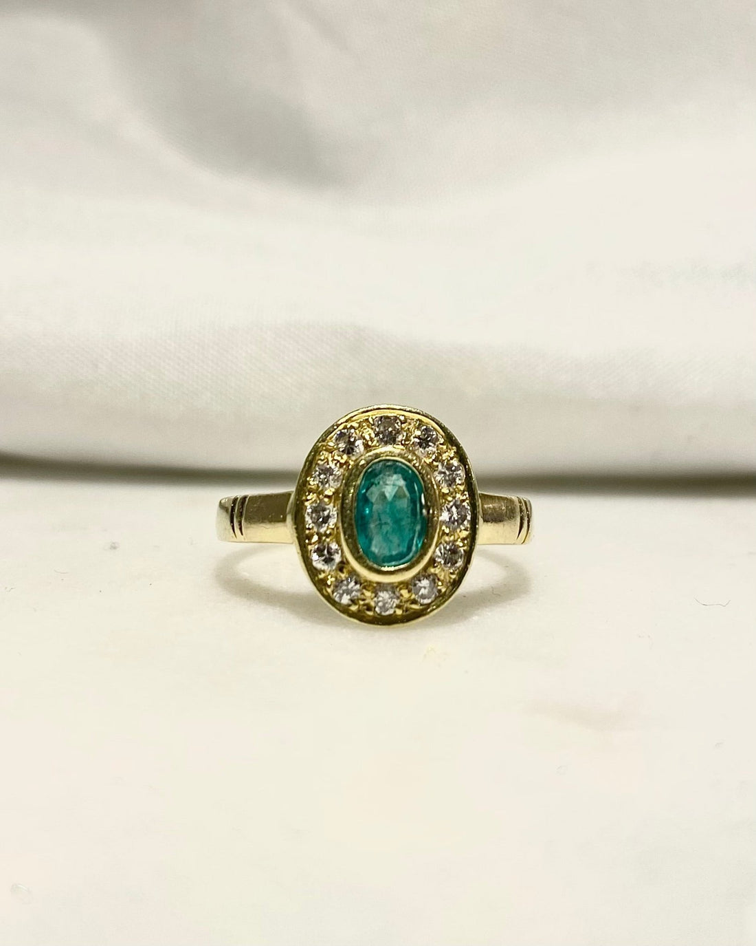 Bague Style Art - Déco Emeraude 0.33 carat &amp; Diamants &quot;Floréna&quot; - Elliade Paris