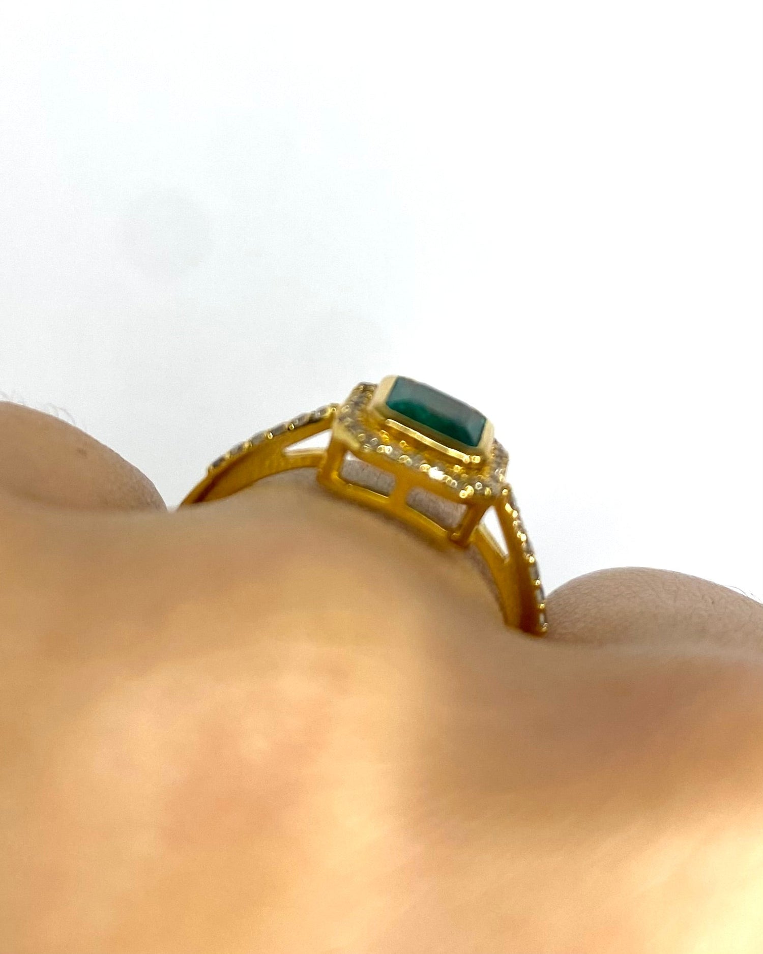 Bague Style Art - Déco Émeraude 0.60 carat &amp; 38 Diamants "Liliana" - Elliade Paris