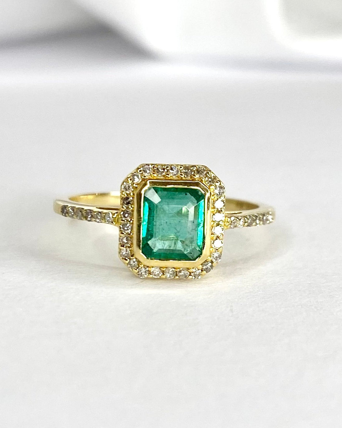 Bague Style Art - Déco Émeraude 0.60 carat &amp; 38 Diamants "Liliana" - Elliade Paris