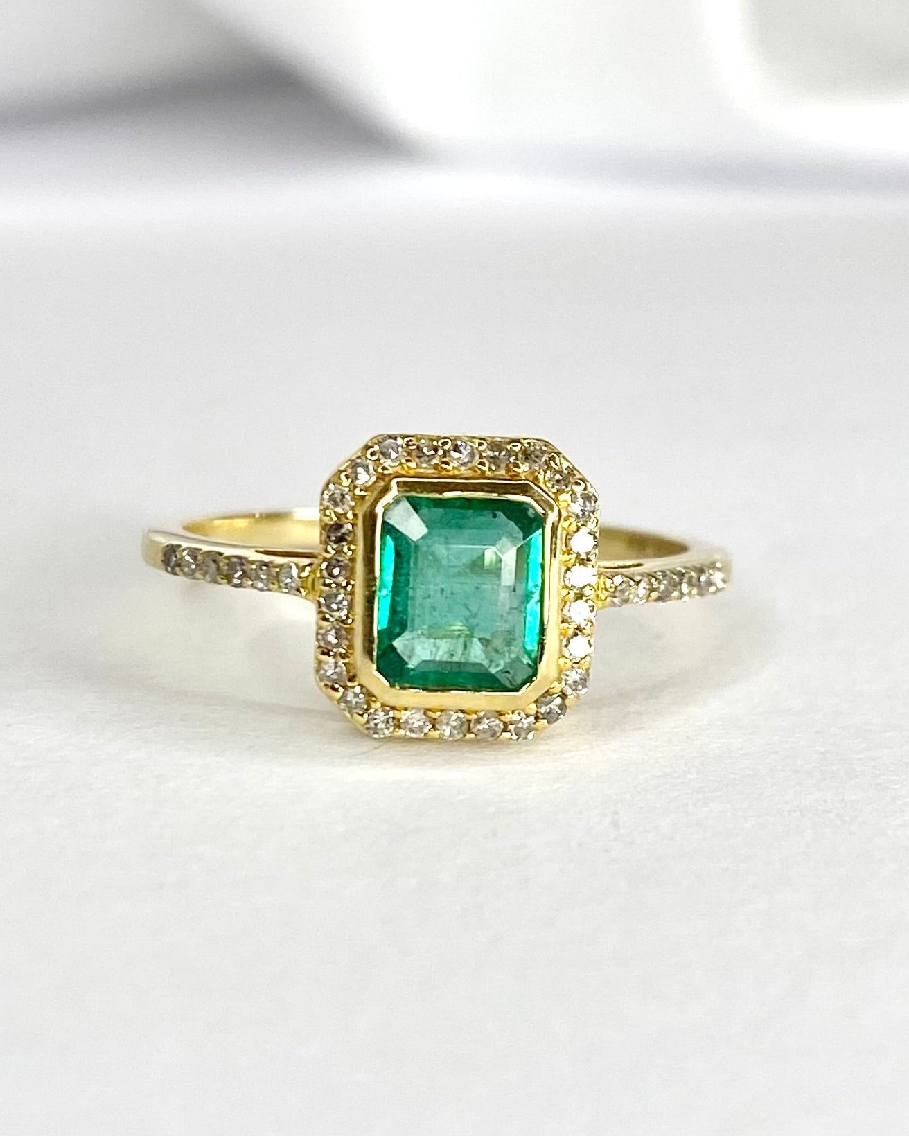 Bague Style Art - Déco Émeraude 0.60 carat &amp; 38 Diamants "Liliana" - Elliade Paris