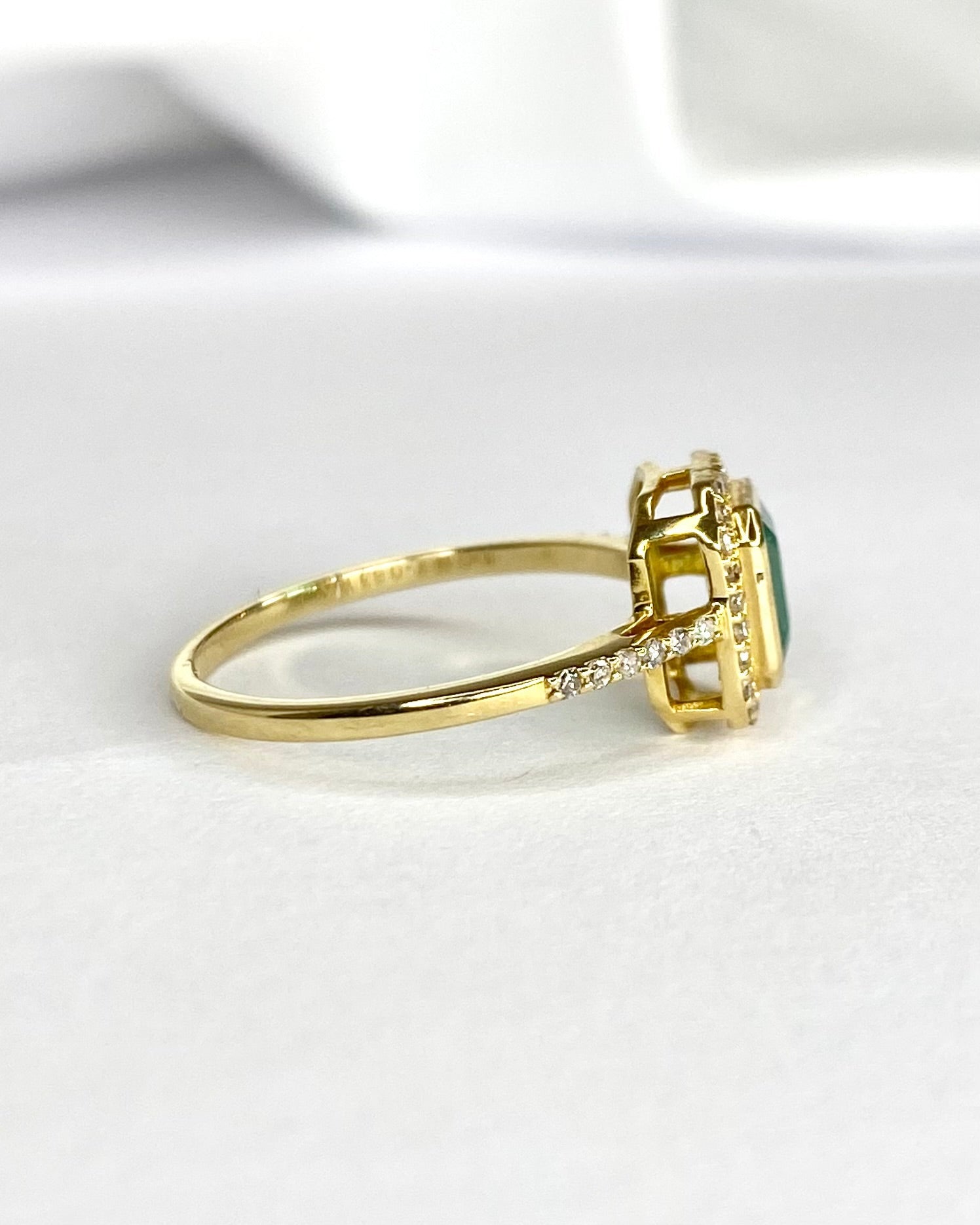 Bague Style Art - Déco Émeraude 0.60 carat &amp; 38 Diamants "Liliana" - Elliade Paris