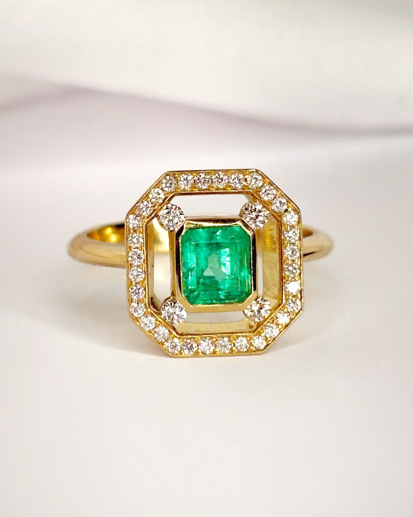 Bague Style Art Déco Émeraude 0.85 carat &amp; Diamants 0.44 carat 5.43g "Philippa" - Elliade Paris