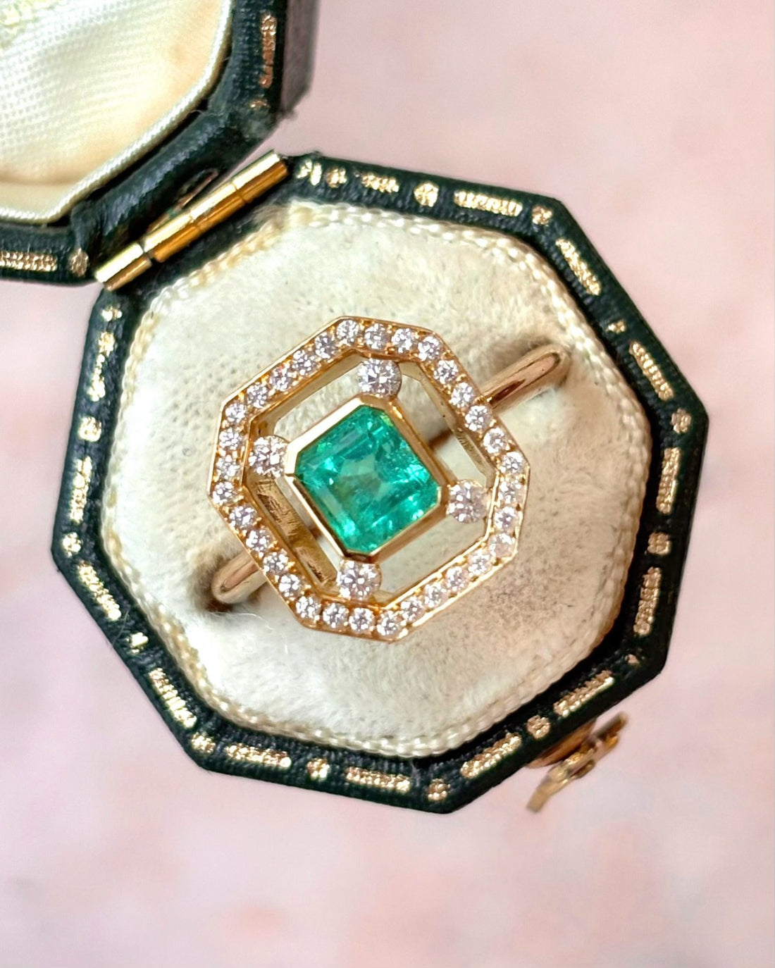 Bague Style Art Déco Émeraude 0.85 carat &amp; Diamants 0.44 carat 5.43g "Philippa" - Elliade Paris