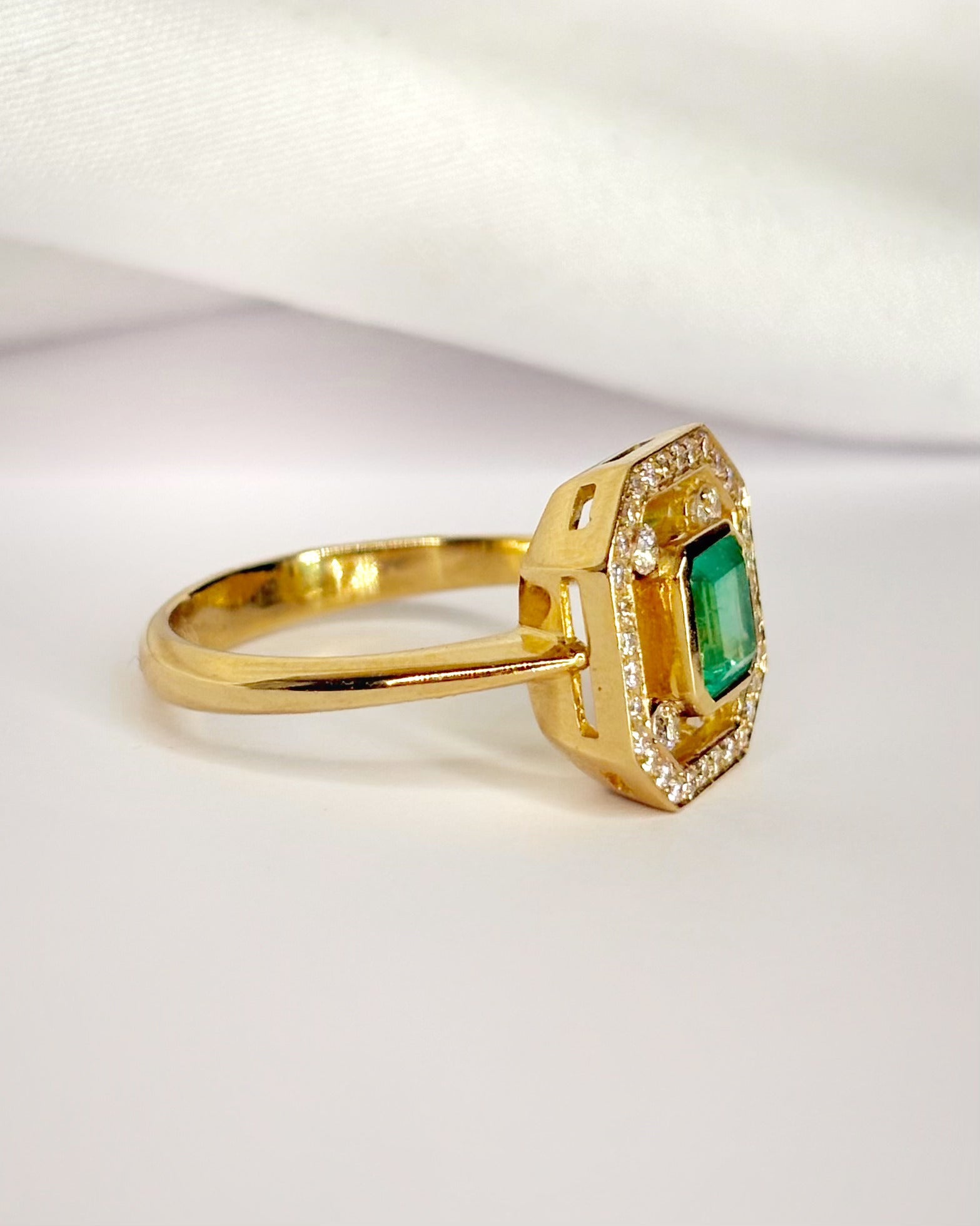 Bague Style Art Déco Émeraude 0.85 carat &amp; Diamants 0.44 carat 5.43g "Philippa" - Elliade Paris