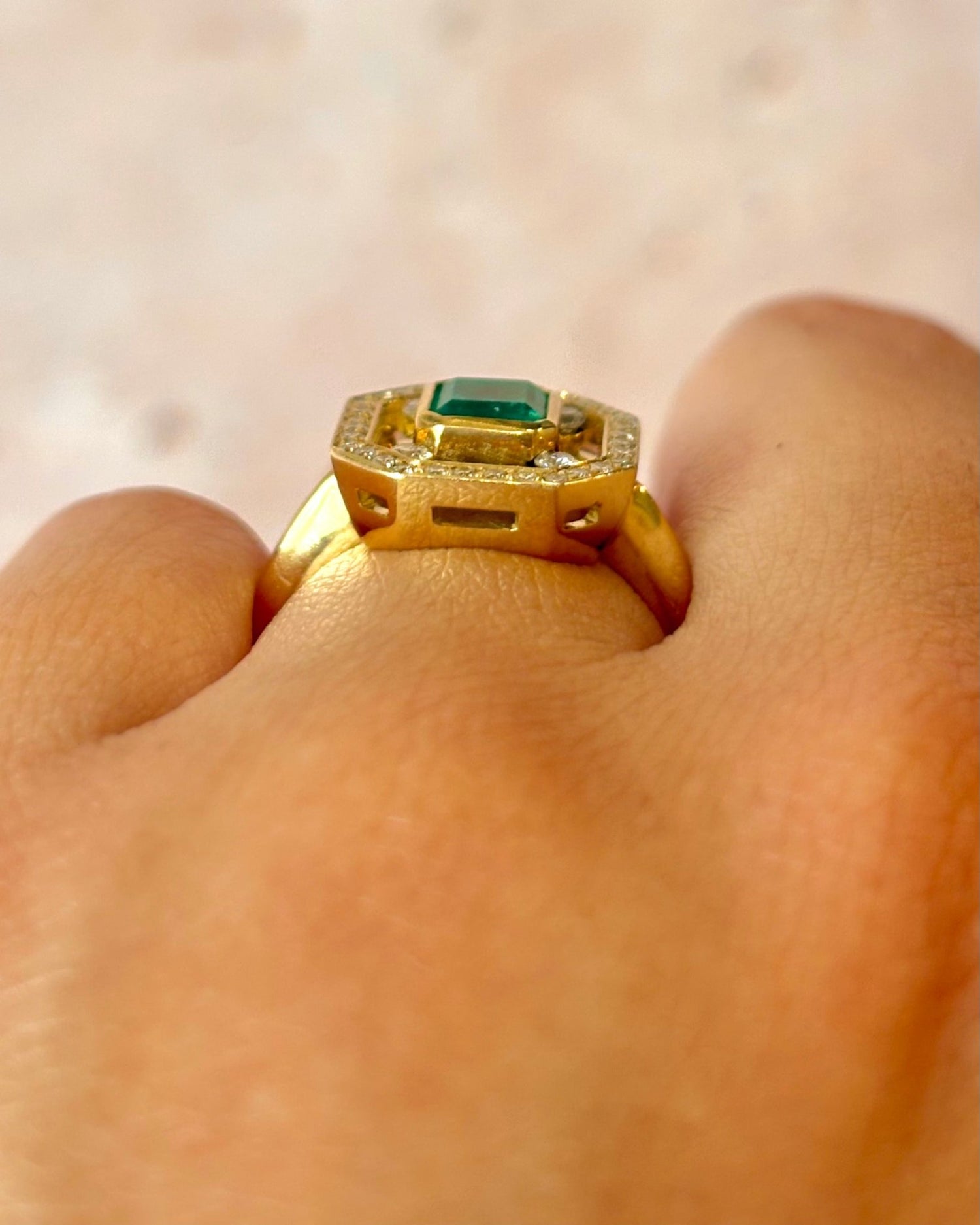 Bague Style Art Déco Émeraude 0.85 carat &amp; Diamants 0.44 carat 5.43g "Philippa" - Elliade Paris