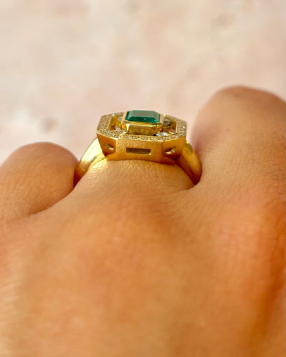 Bague Style Art Déco Émeraude 0.85 carat &amp; Diamants 0.44 carat 5.43g "Philippa" - Elliade Paris