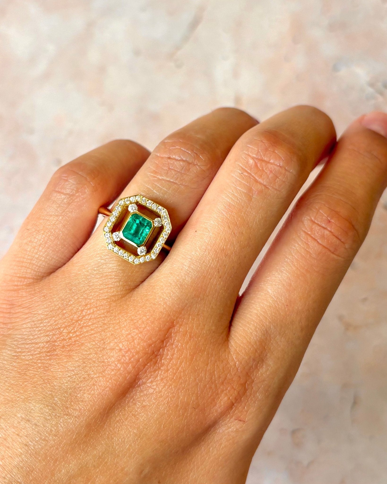 Bague Style Art Déco Émeraude 0.85 carat &amp; Diamants 0.44 carat 5.43g "Philippa" - Elliade Paris
