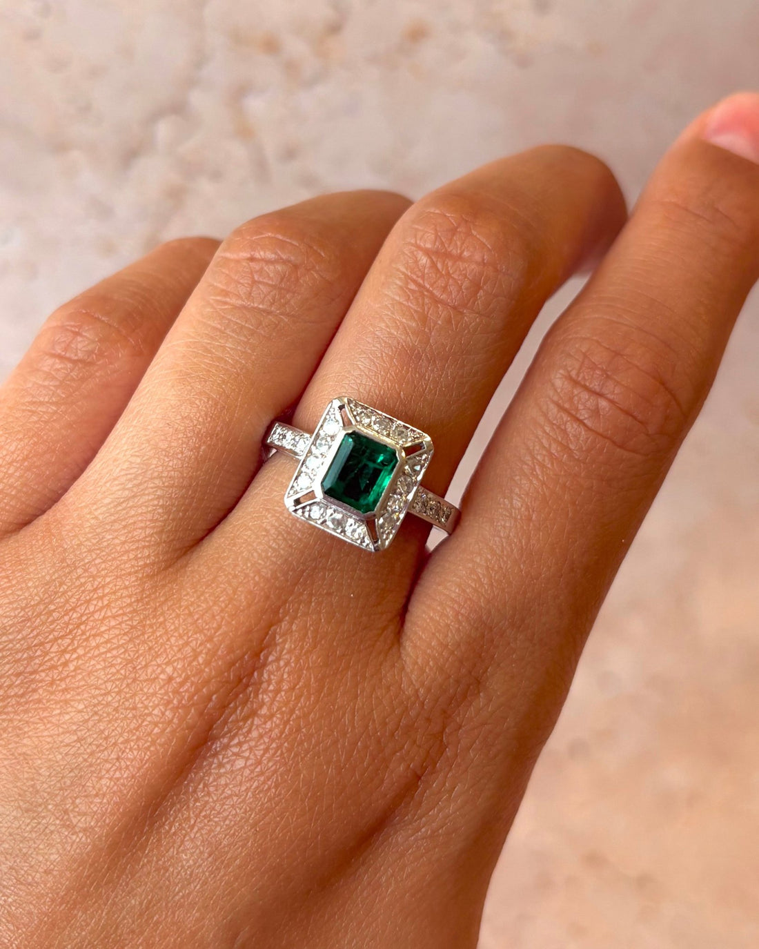 Bague Style Art-Déco Émeraude 0.90 carat &amp; Diamants 0.50 carat "Viviana" - Elliade Paris